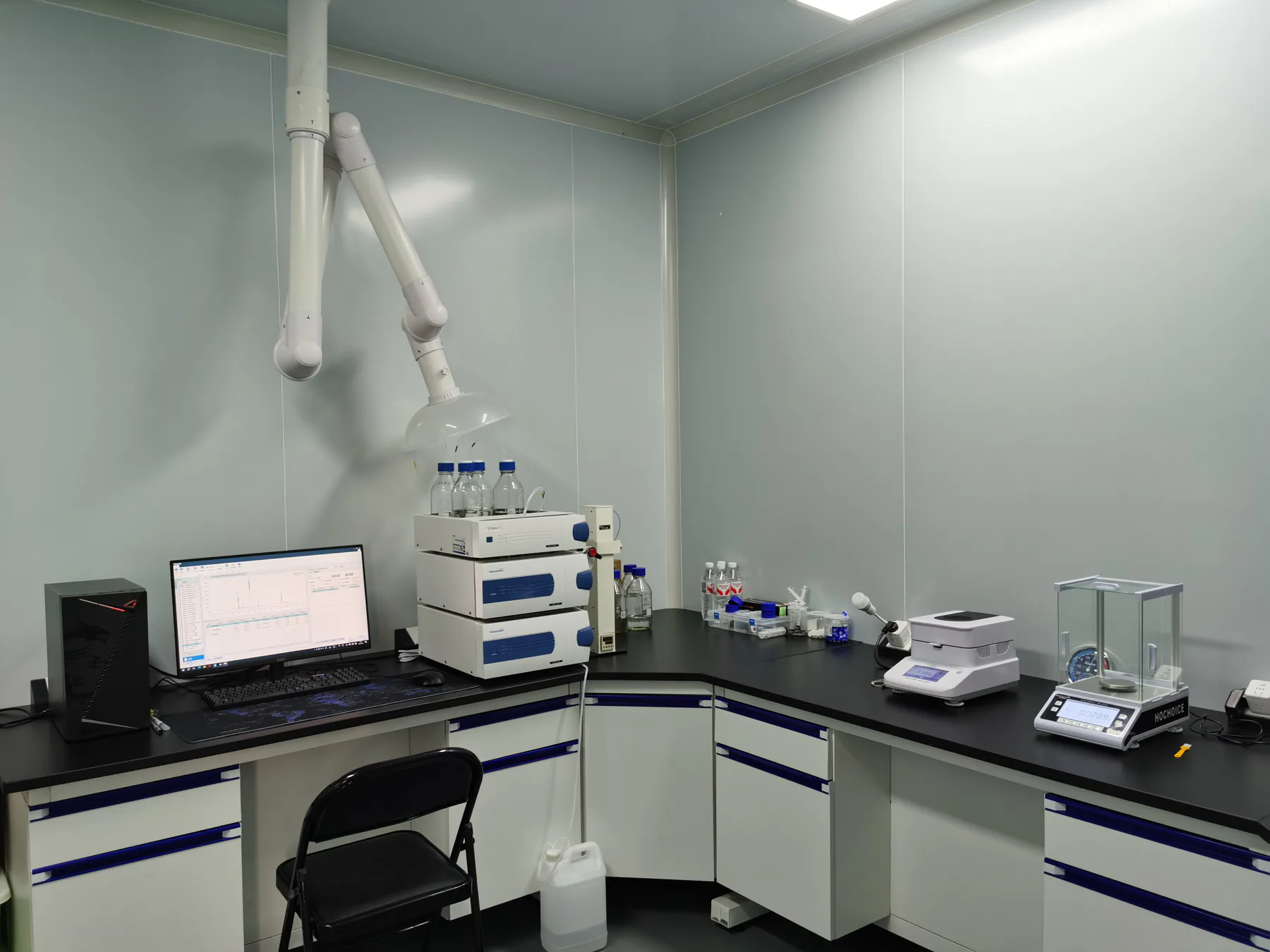 Liquid chromatography instruments used for cosmetic ingredient analysis