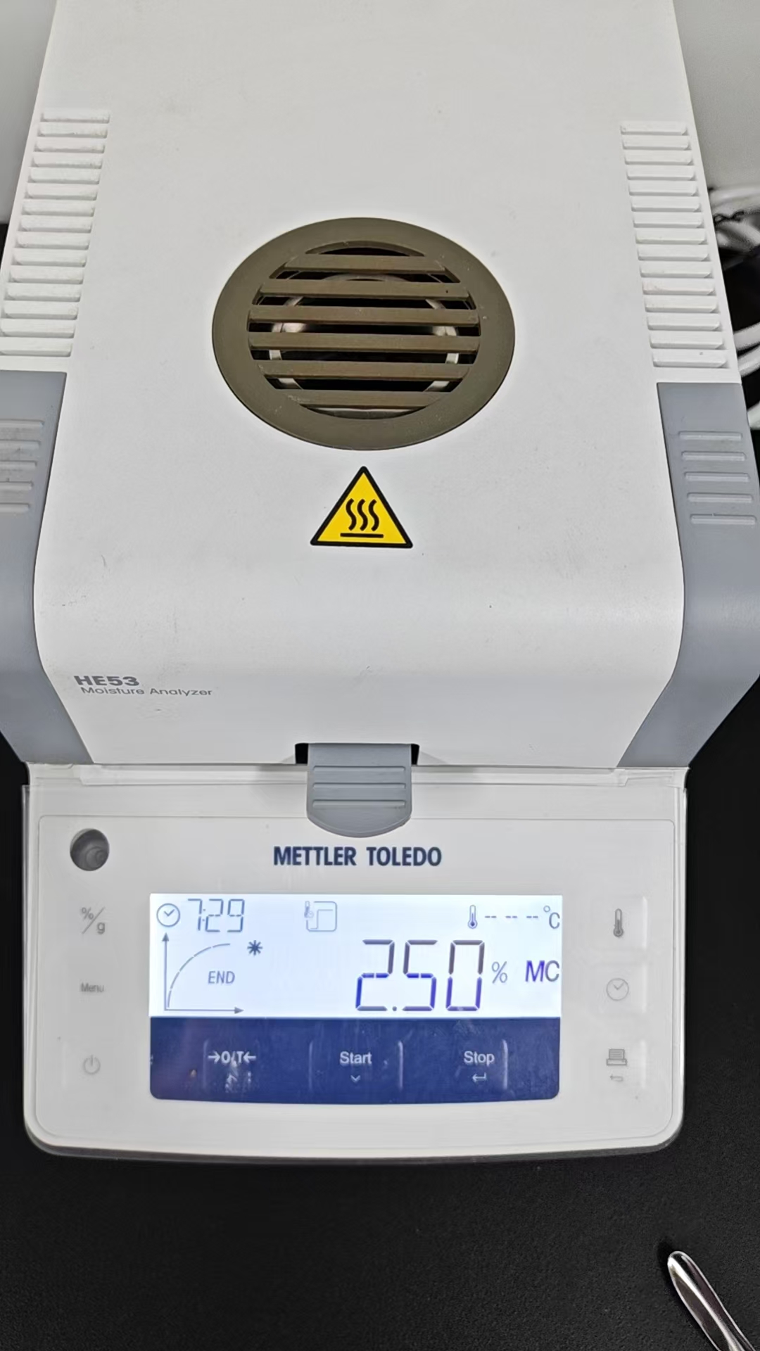 Moisture analyzer used for rapid moisture testing